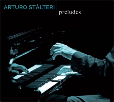 Arturo Stàlteri esce oggi “Préludes”, un viaggio extrasensoriale tra Debussy, Chopin, Bach e Tolkien