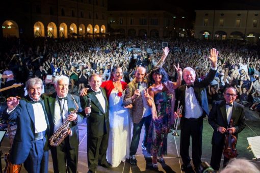 RAOUL CASADEI torna sul palco come gran cerimoniere de “LA NOTTE DEL LISCIO”, domani a Bellaria Igea Marina (Rimini)