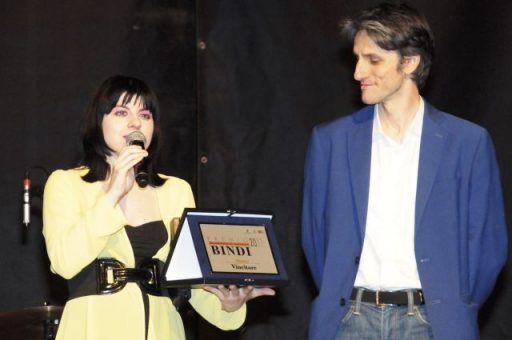Roberta Giallo vince il Premio Bindi 2017, alla cantautrice anche il riconoscimento per la Migliore Canzone Radiofonica