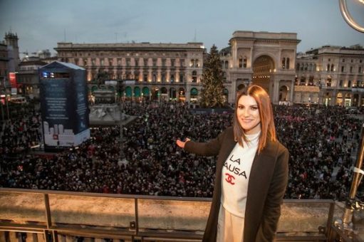 Ieri, in Piazza Duomo a Milano, 25.000 fan hanno accolto Laura Pausini