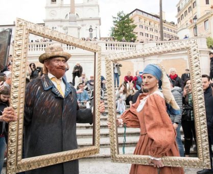 Laura e Biagio come Vincent Van Gogh e la ragazza con l’orecchino di perla – oggi in Piazza di Spagna a Roma