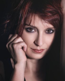 mariaFausta: La cantautrice siciliana che ha incantato con Million Faces torna a scrivere musica per il teatro