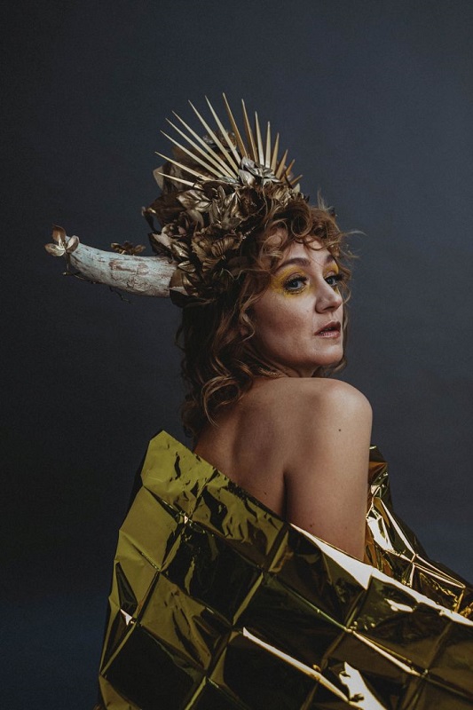 La cantautrice e polistrumentista italo-francese Dolche è al lavoro sul ...