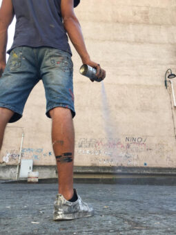 Lo street artist Jorit omaggia Nino D’Angelo con un murales a Napoli (San Pietro a Patierno)