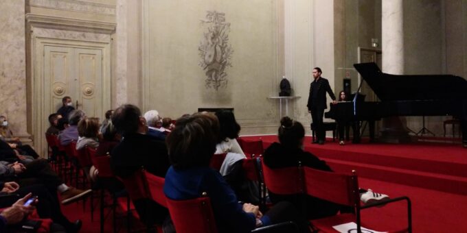 Grande Trionfo per il concerto del pianista e baritono ravennate Raffaello Bellavista nella Sala Corelli del Teatro Alighieri in un evento dedicato a Dante