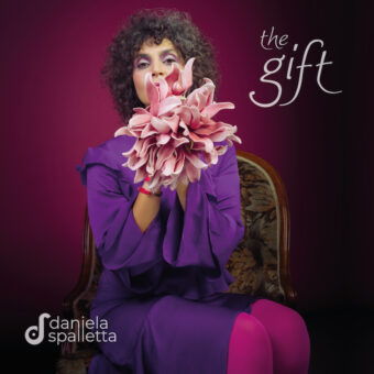 Oggi 11 dicembre esce “The Gift” di Daniela Spalletta. Un singolo glamour, un regalo per le feste