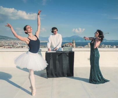 La ballerina solista del Teatro San Carlo – in occasione della Giornata Internazionale della Danza (29 Aprile) – incontra i KamAak in un messaggio di speranza. Con la partecipazione di Marco D’Amore