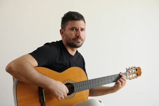 Il chitarrista e compositore calabrese Renato Caruso il 24 settembre a Cremona si esibirà in concerto e presenterà il suo nuovo libro “Tempo-Musica”