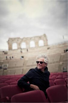Niccolò Fabi, per il suo unico concerto del 2022, il 2 ottobre all’Arena Di Verona, ha scelto di coinvolgere sul palco anche un’Orchestra, con cui darà nuova veste ad alcune canzoni
