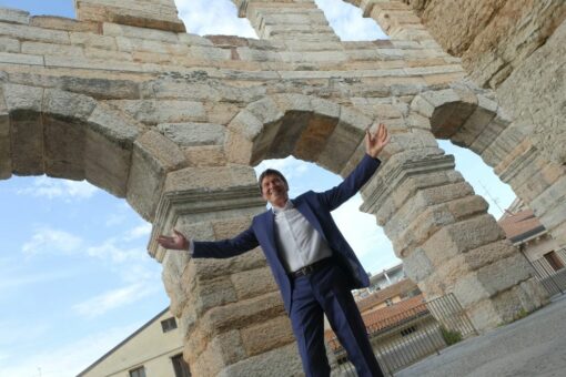 Gianni Morandi interpreta “Il Canto Degli Italiani” nella suggestiva Arena Di Verona il 2 giugno su RAI 1