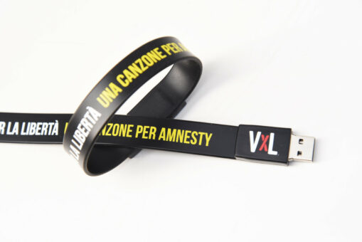 La raccolta di “Voci per la libertà – Una canzone per Amnesty” in un braccialetto