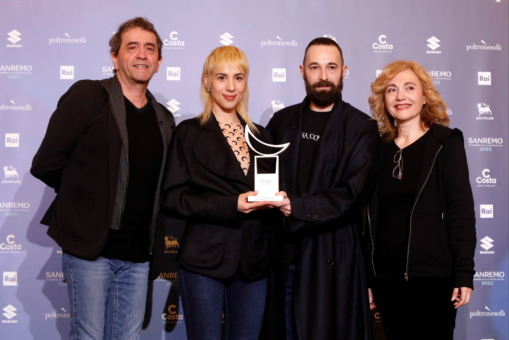 Sanremo 2023: i Coma_Cose ricevono il Premio Lunezia in sala stampa