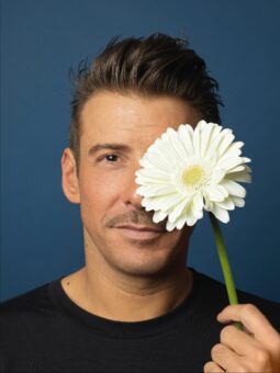 Francesco Gabbani torna con “Ci vuole un fiore” due prime serate su Rai1 il 14 e 21 aprile