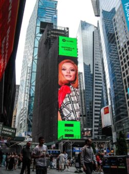 Raffaella sensazionale: l’icona mondiale Raffaella Carrà celebrata a Times Square, è la prima artista di catalogo ad essere stata scelta come Ambassador per Spotify Equal