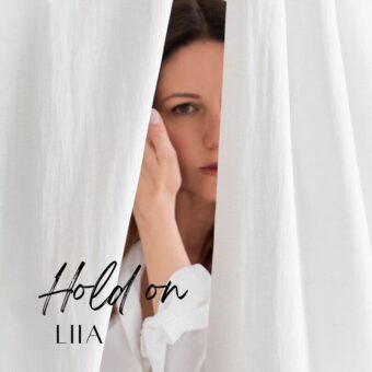 “Hold on” è la nuova carezza sensoriale della cantautrice slovacca Liia, un inno alla resilienza che attraversa l’anima
